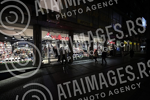 Nita Prose, author of the New York Times and Sunday Times bestseller The Maid, was a guest of Vulkan bookstore.
Nita Prouz, autorka bestselera Njujork tajmsa i Sandej tajmsa Sobarica, bila je gosca knjizare Vulkan. Nita Prose, author of the New York Times and Sunday Times bestseller The Maid, was a guest of Vulkan bookstore.
Nita Prouz, autorka bestselera Njujork tajmsa i Sandej tajmsa Sobarica, bila je gosca knjizare Vulkan.