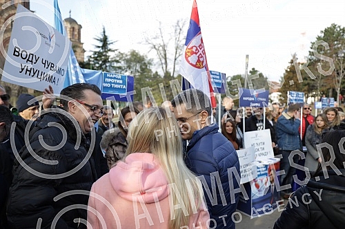 In Tasmajdan Park, People's Party President Vuk Jeremic issued a statement regarding criminal charges against Serbian Prime Minister Ana Brnabic and Ministers Zorana Mihajlovic and Irena Vujovic in connection with plans to open a Rio Tinto lithium mi