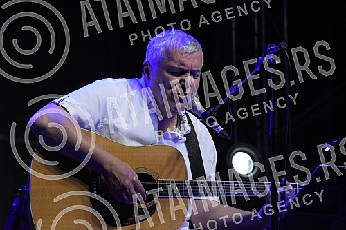 Singer Zoran Predin held a promotion of the book - Mongolian stains in the courtyard of the University and then a songwriting concert.Pevac Zoran Predin odrzao je promociju knjige - Mongolske mrlje u dvoristu Univerziteta a zatim i kantautorski konc