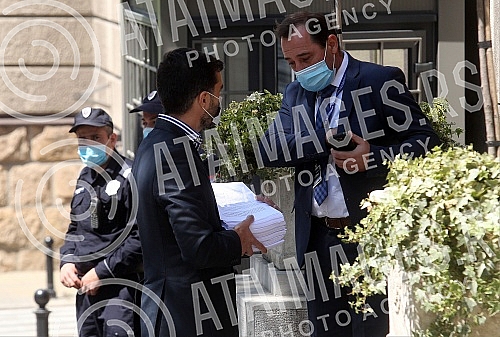In front of the Serbian Government building, the Association for the Protection of Constitutionality and Legality submitted a petition with 60,000 signatures for the purpose of banning the reality program during the state of emergency.
Ispred zgrade In front of the Serbian Government building, the Association for the Protection of Constitutionality and Legality submitted a petition with 60,000 signatures for the purpose of banning the reality program during the state of emergency.
Ispred zgrade