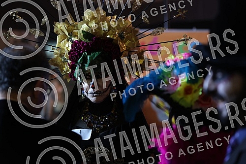 The Embassy of Mexico in Serbia and the Cervantes Institute in Belgrade mark the famous Mexican holiday Day of the Dead with a big celebration and presentation of the traditional altar of the dead.Ambasada Meksika u Srbiji i Institut Servantes u Be