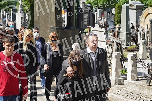 One of the greatest Serbian and Yugoslav singers of popular music, Djordje Marjanovic, was buried in the Alley of Merited Citizens at the New Cemetery.Jedan od najvecih srpskih i jugoslovenskih pevaca zabavne muzike Djordja Marjanovica sahranjen je