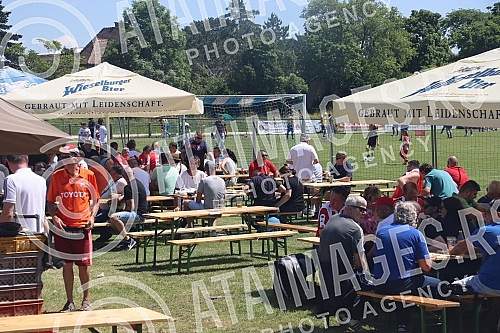 The legends of the Red Star, veterans of the Serbian champions, played a show match today in Vienna against the veterans of the Yugoslav League.Legende Crvene zvezde, veterani sampiona Srbije, odigrali su danas u Becu revijalnu utakmicu protiv vete