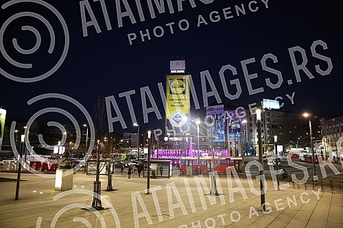 Roundabout on Slavija Square with illuminated fountain at night.Kruzni tok na Trgu Slavija  sa osvetljenom fontanom nocu.