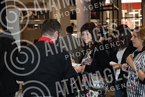 The famous Split tenor Goran Karan, after two big successful concerts in the Serbian capital in 2018 and 2019, returned to the Big Stage of the mts Dvorana.Proslavljeni splitski tenor Goran Karan, nakon dva velika uspesna koncerta u srpskoj preston