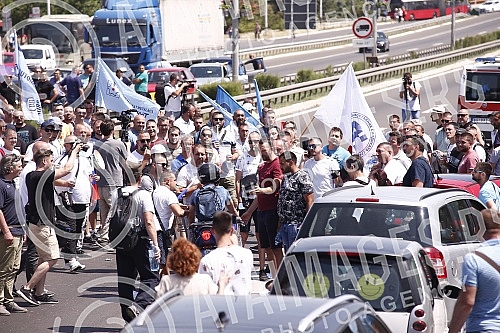 Workers of Kragujevac's Fiat blocked the highway near the Sava Center in Belgrade, as they announced because even after several rounds of negotiations they did not reach a solution with the Government of Serbia and the company on guarantees that ther