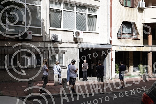 In front of the Stari grad Health Center, people are waiting for both vaccinations and testing at the Covid-19 clinic. Ispred Doma zdravlja Stari grad ljudi cekaju i za vakcinaciju i za testiranje u Covid-19 ambulanti.