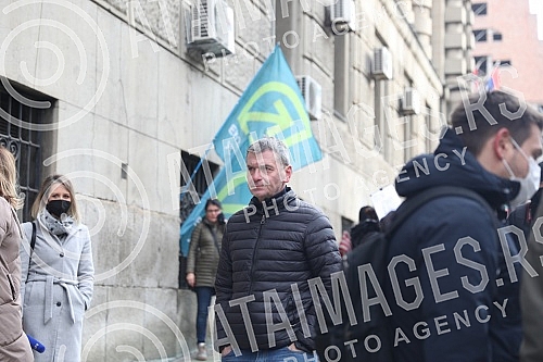 Environmental activists took over from the office of the Government of Serbia all the documentation related to the exploitation of lithium and the projects of the mining company Rio Tinto. Ekoloski aktivisti preuzeli su sa pisarnice Vlade Srbije sv