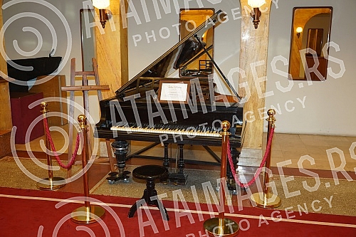 MK Gruop returned the Julius Bluthner piano from 1932 to the Ilija M. Kolarc Foundation.MK Gruop je vratila klavir Julius Bluthner iz 1932. godine u Zaduzbinu Ilije M. Kolarca.