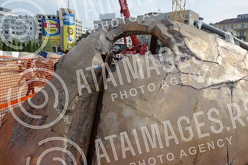 Setting up of he monument to Stefan Nemanja on the plateau of Sava Square has begun. Pocelo postavljanje spomenika Stefanu Nemanji na platou Savskog trga.
