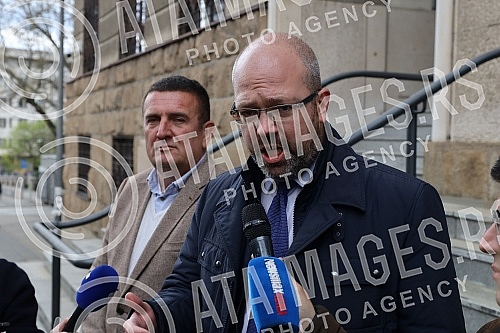 The Ajmo ljudi coalition organized a press conference in front of the Administrative Court on the occasion of the violation of the law by the GIK, which did not decide on the complaints within the legal deadline.Koalicija Ajmo ljudi je organizovala