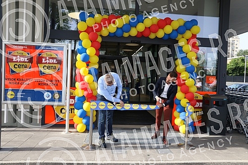 Lidl Serbia has opened a new store in Belgrade, in Karaburma, which is the 51st store of this chain in Serbia.
Lidl Srbija otvorio je novu prodavnicu u Beogradu, na Karaburmi, koja cini 51. prodajni objekat ovog lanca u Srbiji. Lidl Serbia has opened a new store in Belgrade, in Karaburma, which is the 51st store of this chain in Serbia.
Lidl Srbija otvorio je novu prodavnicu u Beogradu, na Karaburmi, koja cini 51. prodajni objekat ovog lanca u Srbiji.