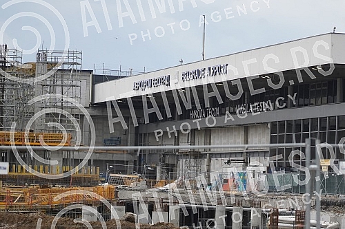 Obimni infrastrukturni radovi na modernizaciji beogradskog aerodroma zapoceti su pocetkom 2020. godine i imaju za cilj povecanje kapaciteta i poboljsanje korisnickog iskustva i komfora. Obimni infrastrukturni radovi na modernizaciji beogradskog aerodroma zapoceti su pocetkom 2020. godine i imaju za cilj povecanje kapaciteta i poboljsanje korisnickog iskustva i komfora.