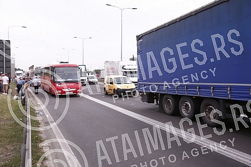 Fiat workers ended the protest and blockade of the highway near the Sava Center shortly after 6 pm, after the agreement that the President of the Republic of Serbia, Aleksandar Vucic, would receive them on Saturday, at 9 am.Radnici Fijata zavrsili 