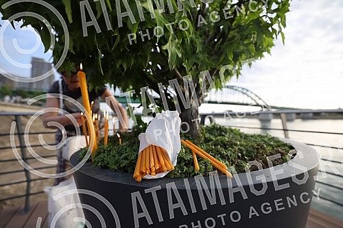 Citizens gathered at the Savanova restaurant, where Matej Peris was filmed going down the Sava River, and as a sign of honor and sorrow with which they sympathize, they threw flowers into the water and released balloons.Gradjani su se okupili kod r