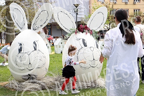 Toddlers painted eggs in Petar Kocic Park. Malisani farbali jaja u Parku Petar Kocic.