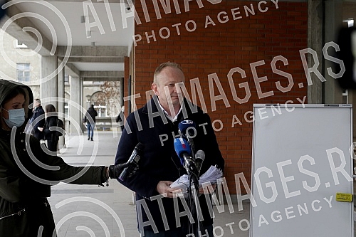 After three hearings of three lawsuits for texts published by Informer, the president of the Party of Freedom and Justice, Dragan Djilas, held a press conference in front of the Palace of Justice.Posle tri saslusanja po tri tuzbe za tekstove koje j