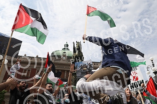 A rally in support of the Palestinian people in Jerusalem was held at the Monument to Prince Mikhail on Republic Square, organized by the Palestinian Diaspora in Serbia. Kod Spomenika knezu Mihailu, na Trg Republike odrzan skup podrske palestinskom