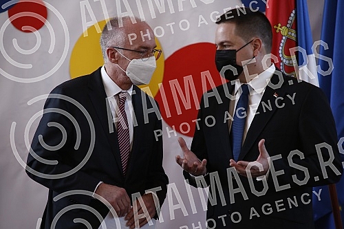 Serbian First Deputy Prime Minister and Minister of Education, Science and Technological Development Branko Ruzic and German Ambassador to Serbia Thomas Schieb visited the German school and signed an agreement on cooperation between the two governme Serbian First Deputy Prime Minister and Minister of Education, Science and Technological Development Branko Ruzic and German Ambassador to Serbia Thomas Schieb visited the German school and signed an agreement on cooperation between the two governme