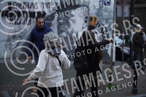 Activists Aida Corovic and Jelena Jacimovic Jachim threw eggs at a mural by Ratko Mladic, painted on the corner of Njegoseva and Aleksa Nenadovic.Aktivistkinje Aida Corovic i Jelena Jacimovic Jachim gadjale su jajima mural Ratka Mladica, koji je os