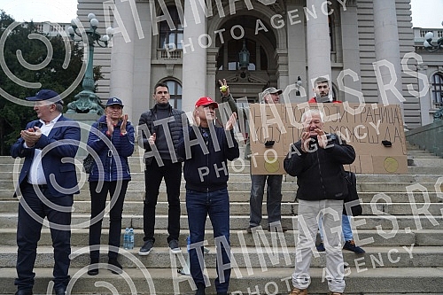 A rally in support of Novak Djokovic was held in front of the National Assembly, and was organized by Novak's family, who had previously held a press conference at the Novak restaurant. Skup podrske Novaku Djokovicu odrzan je ispred Narodne skupsti