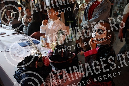 The Embassy of Mexico in Serbia and the Cervantes Institute in Belgrade mark the famous Mexican holiday Day of the Dead with a big celebration and presentation of the traditional altar of the dead.Ambasada Meksika u Srbiji i Institut Servantes u Be