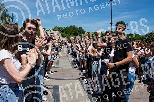 raduates of nis secondary vocational schools and grammar schoolsdanced the traditional Prom at the King of Milan Square at noon to the sounds of waltzes, which symbolically ended their schooling.Maturanti niskih srednjih strucnih skola i gimnazija 