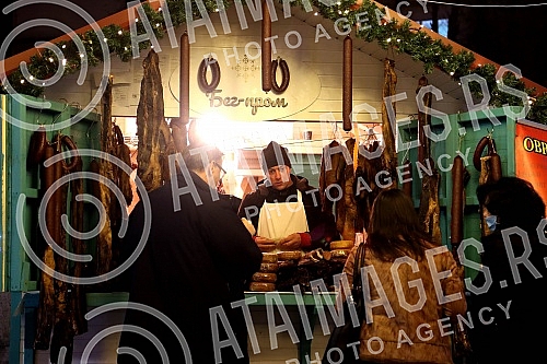The Banja Luka Winter 2021/2022 event is being held in Petar Kocic Park, and over 100,000 lamps and lanterns have lit up Banja Luka this winter.Manifestacija Banjalucka zima 2021/2022 odrzava se u parku Petar Kocic, a Banjaluku je ove zime osvetlelo 