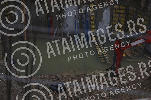 According to the order of the construction inspection, the construction site in Juzni boulevard 94, where, according to the foreigners of the surrounding buildings, the ground started collapsing last night, was closed, the water from the foundation p