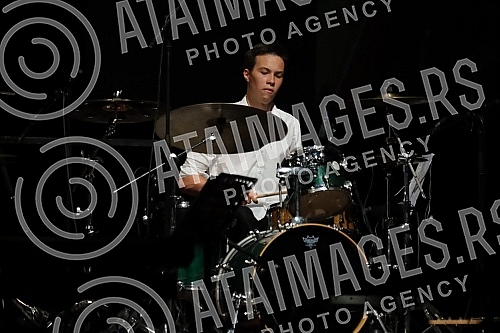 A concert in honor of the legendary drummer Dragoljub Djuricic, the man with the biggest smile on the domestic music scene, was held at the Atelier 212 theater.Koncert u cast legendarnog bubnjara Dragoljuba Djuricica, coveka sa najvecim osmehom na 