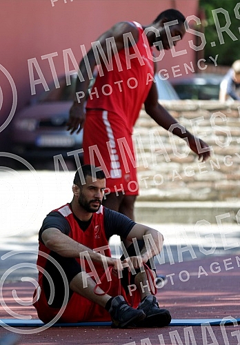 Red Star basketball players are returning to rhythm during training after a two-month break due to coronavirus pandemic. Kosarkasi Crvene zvezde se na treningu vracaju  u ritam posle dvomesecne pauze zbog pandemije korona virusa.