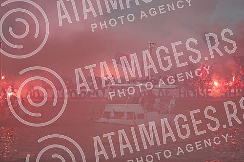 Zvezda's ball on the water - a spectacular celebration of the 32nd title of Serbian champion of fans and football players.Zvezdin bal na vodi - spektakularna proslava 32. titulu sampiona Srbije navijaca i fudbalera.