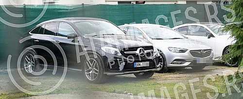 In the convoy of vehicles that reached Makis, more precisely to the premises of the center of the Criminal police directorate - SBPOK, there is also the jeep of rapper Stefan Djuric Rasta.U koloni vozila koja je dosla do Makisa, tacnije do prostori