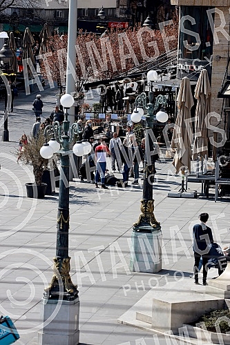 An elderly man fell ill on Republic Square, and the ambulance team went out on the field at the invitation of concerned citizens.Starijem coveku je pozlilo na Trgu republike, a ekipa Hitne pomoci izasla je na teren na poziv zabrinutih gradjana.