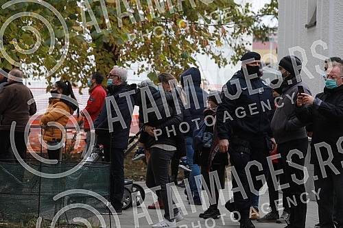 Believers are waiting in front of the Temple to say goodbye to Patriarch Irinej.
Vernici cekaju ispred Hrama da se oproste sa patrijarhom Irinejem. Believers are waiting in front of the Temple to say goodbye to Patriarch Irinej.
Vernici cekaju ispred Hrama da se oproste sa patrijarhom Irinejem.