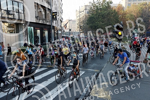 Cyclists are driving through the streets of Belgrade to indicate the excessive pollution that Belgrade has been exposed to for the past few days.Biciklisti voze beogradskim ulicama kako bi ukazali na prekomerno zagadjenje kojem su izlozeni Beogradjan