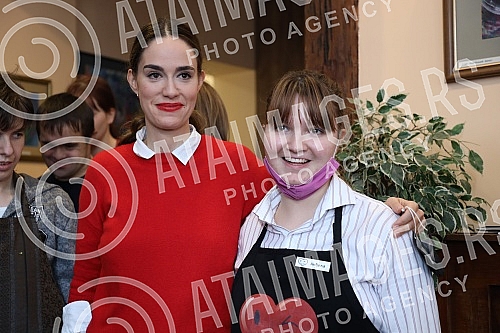 Many famous actors, musicians, athletes and writers delighted children with developmental disabilities in the humanitarian action of decorating the Christmas tree in the specific cafe Many famous actors, musicians, athletes and writers delighted children with developmental disabilities in the humanitarian action of decorating the Christmas tree in the specific cafe