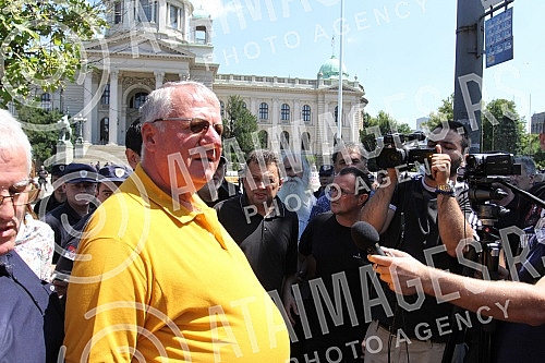 Okupljanje clanova i simpatizera Srpske radikalne Stranke ispred Skupstine Srbije u Beogradu. Povodom najave nevladinih organizacija da ce obeleziti godisnjicu u zlocina u Srebrenici. 