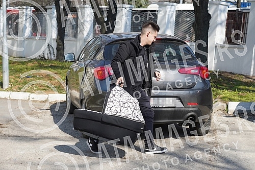 Former participant of the Cooperative and tatoo master Filip Reljic took his wife Marija Masa Reljic (ex Matijevic)and son Vikotra from the maternity hospital Dragisa Misovic.Bivsi ucesnik Zadruge i tatoo majstor Filip Reljic izveo je suprugu Marij