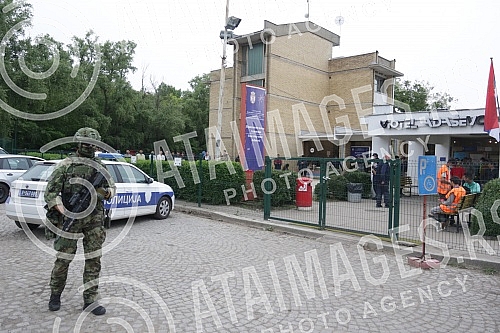 Units of the Serbian Army took over the security of the reception center in Adasevci, which is located on the Belgrade-Zagreb highway, in order to protect the safety of the citizens of Shida from migrants.