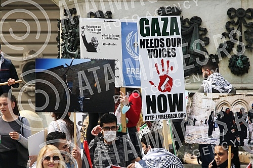 A rally in support of the Palestinian people in Jerusalem was held at the Monument to Prince Mikhail on Republic Square, organized by the Palestinian Diaspora in Serbia. Kod Spomenika knezu Mihailu, na Trg Republike odrzan skup podrske palestinskom