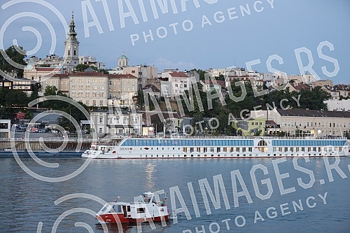View of Belgrade and the coast by the river SavaPogled na Beograd i obalu sa reke Save
