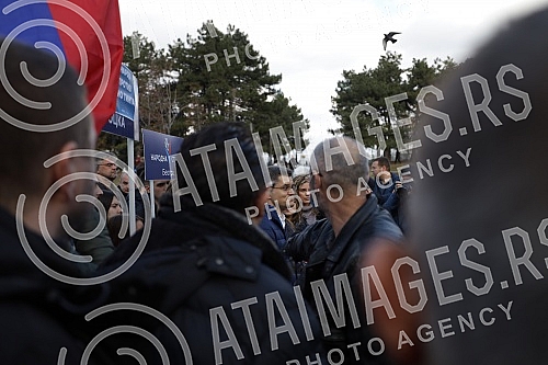 In Tasmajdan Park, People's Party President Vuk Jeremic issued a statement regarding criminal charges against Serbian Prime Minister Ana Brnabic and Ministers Zorana Mihajlovic and Irena Vujovic in connection with plans to open a Rio Tinto lithium mi