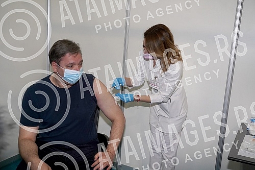 The President of the Republic of Serbia, Aleksandar Vucic, received the third (booster) dose of the coronavirus vaccine at the vaccination point in Hall 7 at the Belgrade Fair.Predsednik Republike Srbije Aleksandar Vucic primio je trecu (buster) do