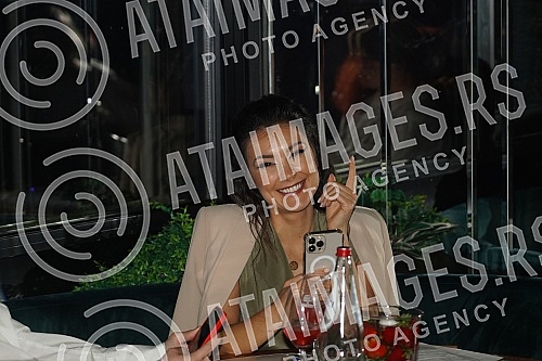 Somersby presented a new product on the Move raft - a non-alcoholic drink with strawberry and lime flavors.Somersby je na splavu Move predstavio novi proizvod - bezalkoholni napitak sa ukusom jagode i limete.