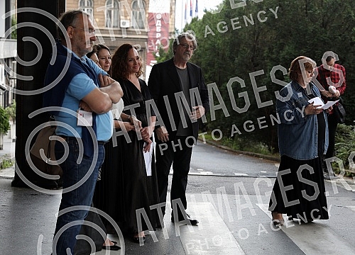 In front of the Ministry of education, celebrities read poetry by Desanka Maksimovic.Ispred Ministarstva prosvete poznate licnosti citale su poeziju Desanke Maksimovic.