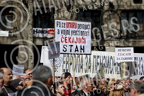 Protest of pensioners and military pensioners because of pension cutsProtest penzionera i vojnih penzionera zbog smanjenja penzija.