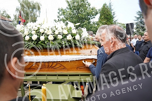 The Vice President of the National Assembly, retired Major General Bozidar Delic, was buried at Orlovaca cemetery.Potpredsednik Narodne skupstine, general-majora u penziji Bozidar Delic sahranjen je na grolju Orlovaca.