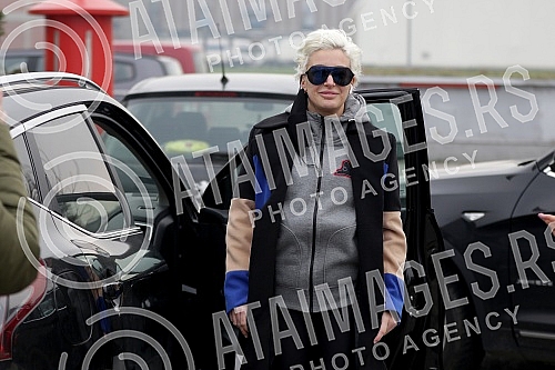 Television presenter Dusica Jakovljevic released from the clinic where she underwent surgery - breast augmentation.Televizijska voditeljka Dusica Jakovljevic izlazi iz klinike gde se podvrgla operaciji - povecanje grudi.