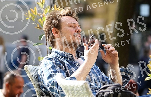 Actor Goran Jevtic enjoys in the cafe bar.
Glumac Goran Jevtic uziva u basti kafica. Actor Goran Jevtic enjoys in the cafe bar.
Glumac Goran Jevtic uziva u basti kafica.